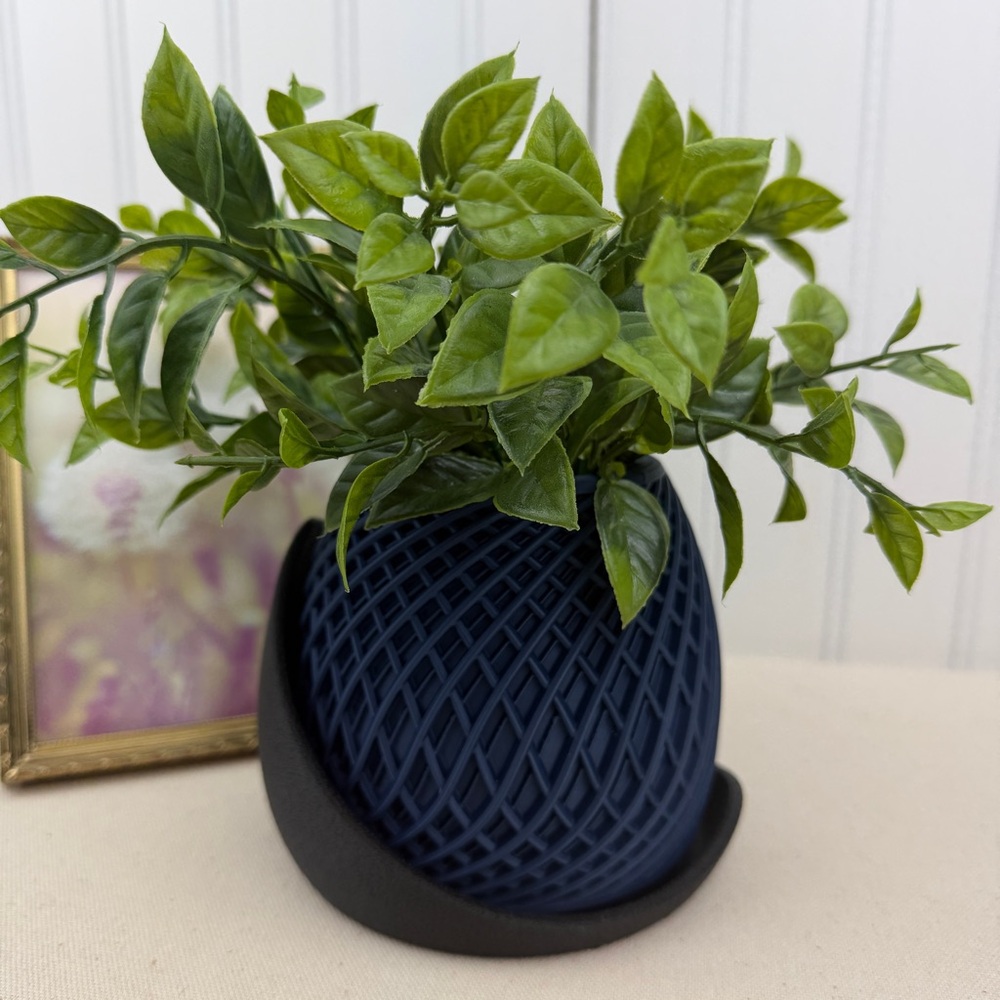 The Stryde Planter, Indoor Flower Pot, Tabletop Planter. Diamond Lattice Design - Picture 5 of 10